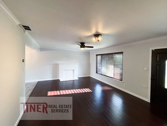 Building Photo - Beautiful Colonial Village Home