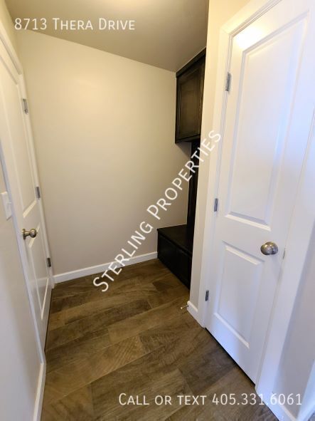 Building Photo - 8713 Thera Dr