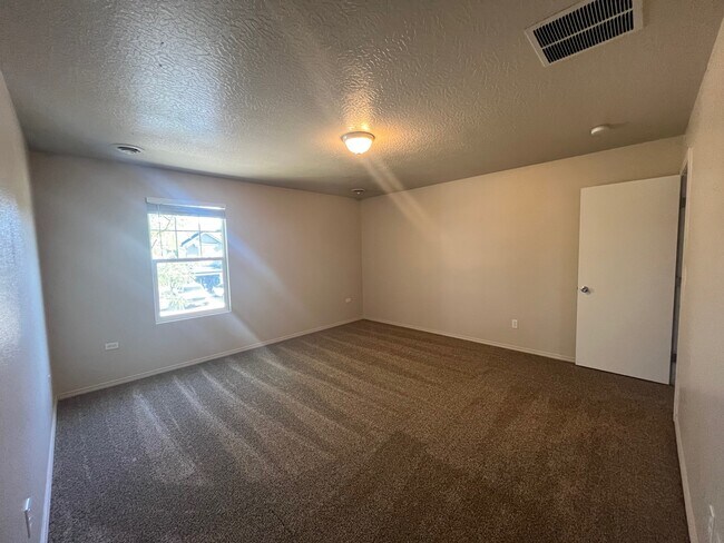 Building Photo - 945 W Woodpine St