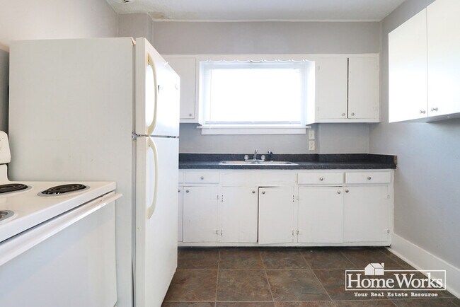 Building Photo - Adorable 2 Bedroom Home