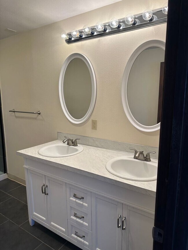 Building Photo - Large 3 bedroom 2.5 bath duplex with a gar...