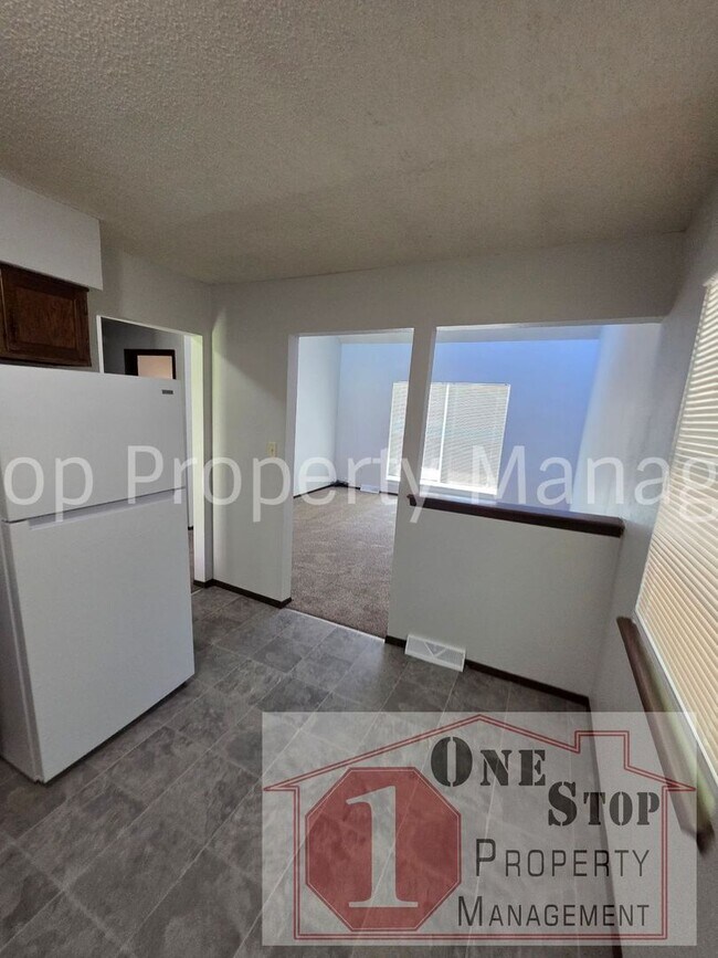 Building Photo - Welcome Home to this Adorable 2 Bed 1.5 Bath Duplex in Independence!!