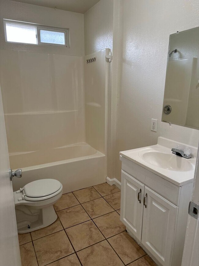 Building Photo - Perfect starter home in North Bakersfield!