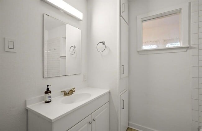 Building Photo - 2303 East Side Dr