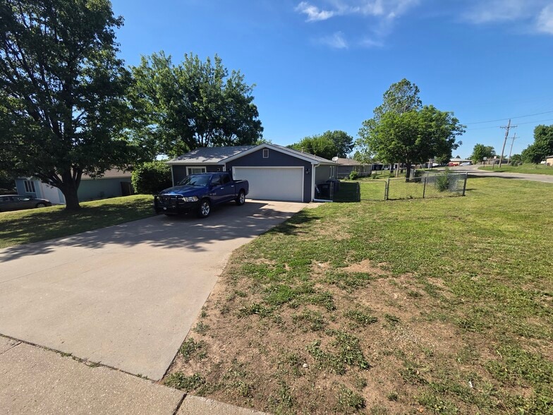 Building Photo - 401 Stallion Cir