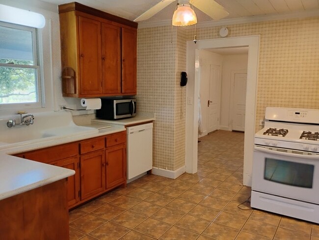 Building Photo - 8322 Chatham Church