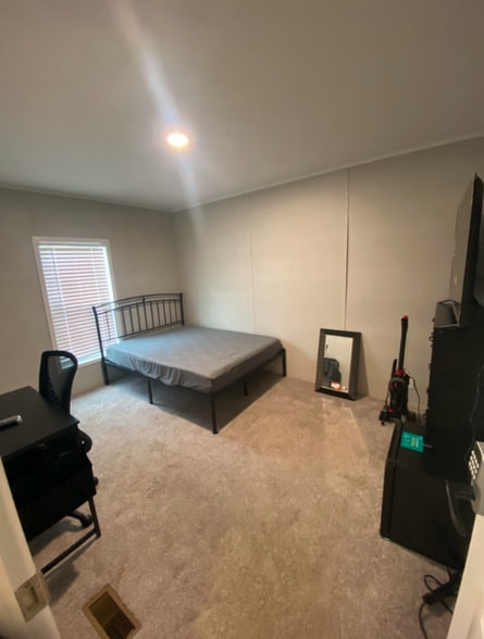 Building Photo - 325 Robin Ln