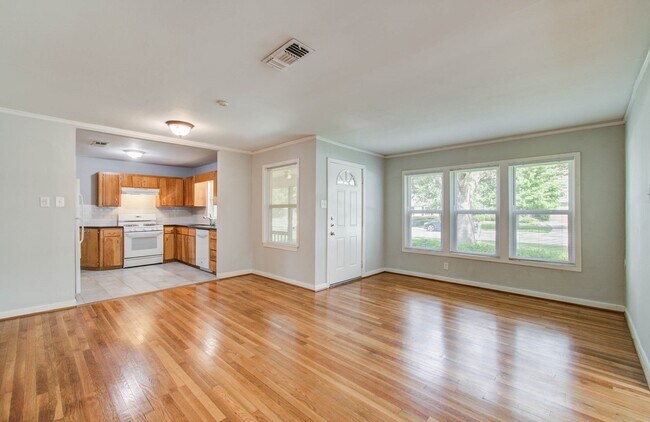 Building Photo - 5519 Huisache St