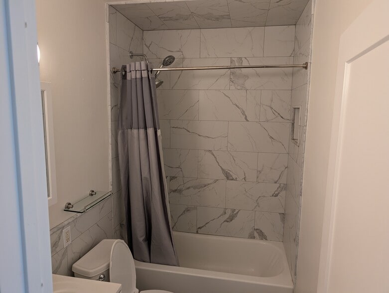 Unit A - Bathroom - 5011 Stacy St