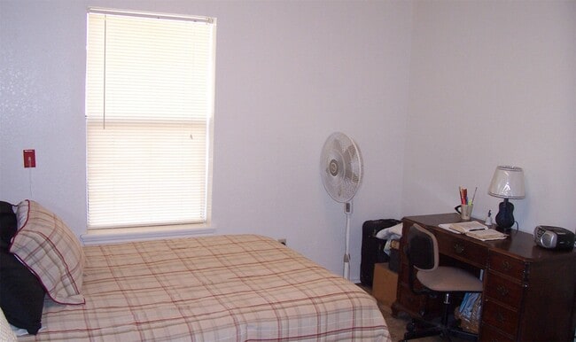 Building Photo - 303 Ave
