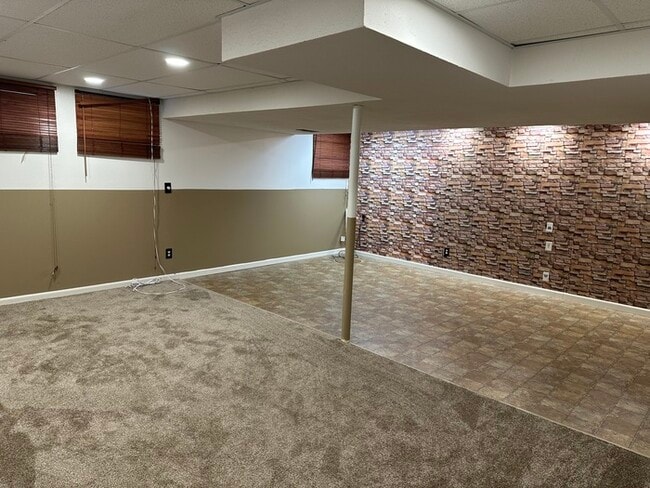 Building Photo - Beautiful 4Bedroom 2.5 bath 2 Car Garage I...