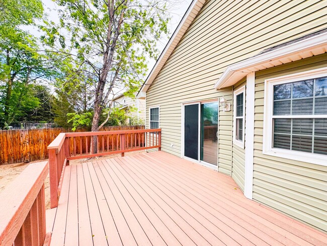 Building Photo - 4 bedroom with large backyard