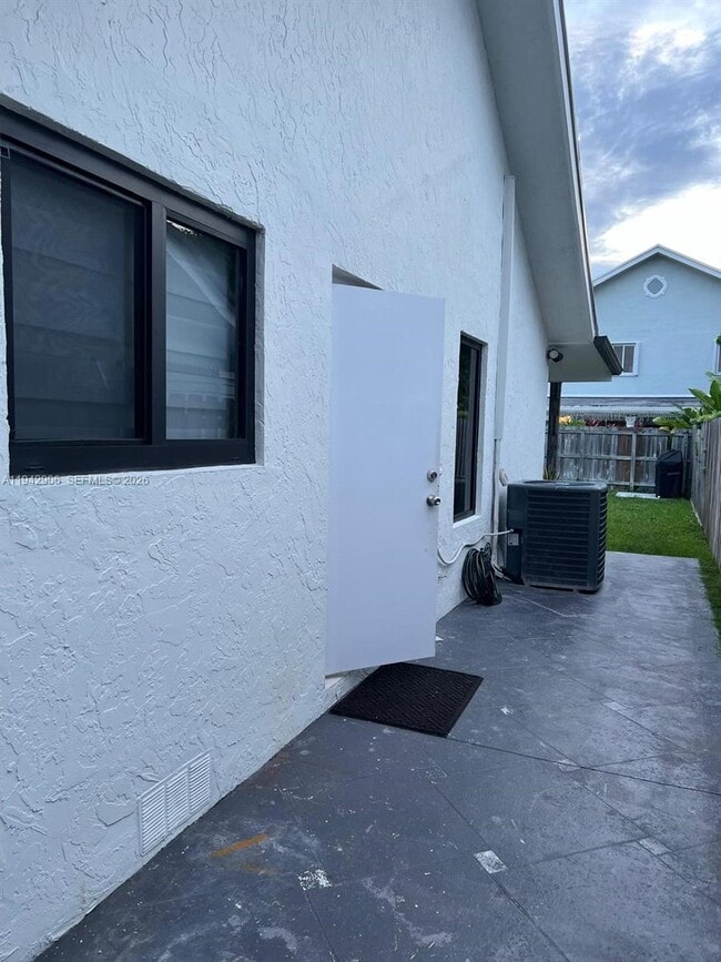 Building Photo - 10822 SW 142nd Ct