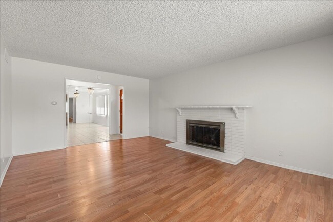 Building Photo - 205 E Javelin St
