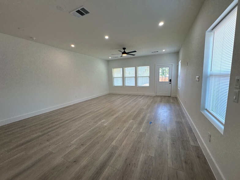 Building Photo - Room in Duplex on Wendelkin St