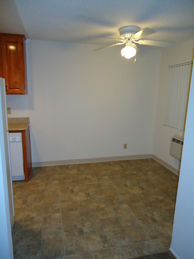 Building Photo - 3557 Kenora Dr