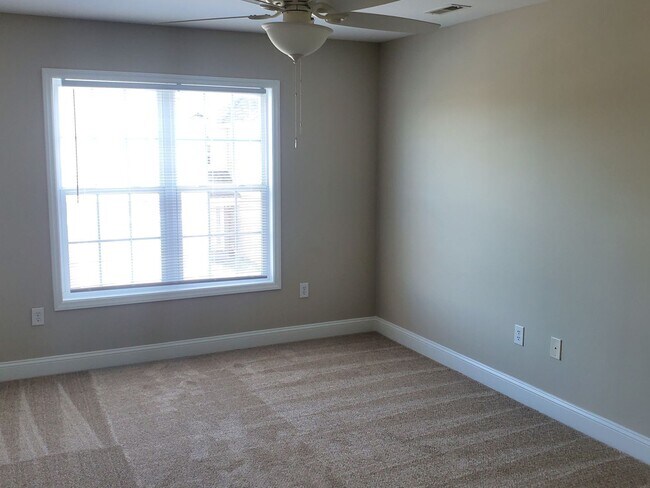 Building Photo - re2102m