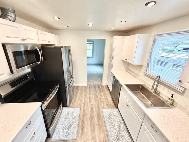 Building Photo - Charming Everett Home with Spacious Backyard, Garage, and Bonus Flex Spaces