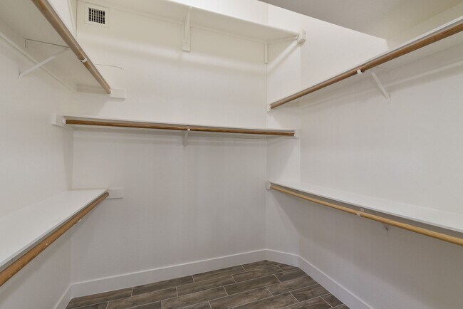 Building Photo - Ironwood Village - Completely Remodeled Interior, Single Level with Pool!