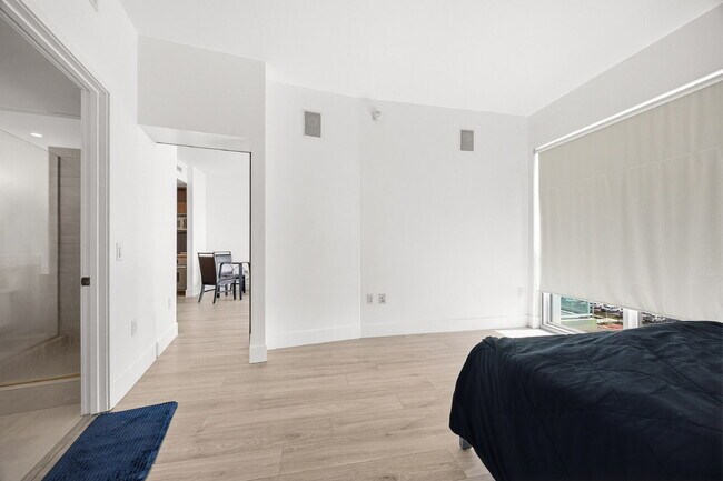 Building Photo - "Experience Urban Elegance: Spacious 2BR/2BA Condo in the Heart of Tampa!"