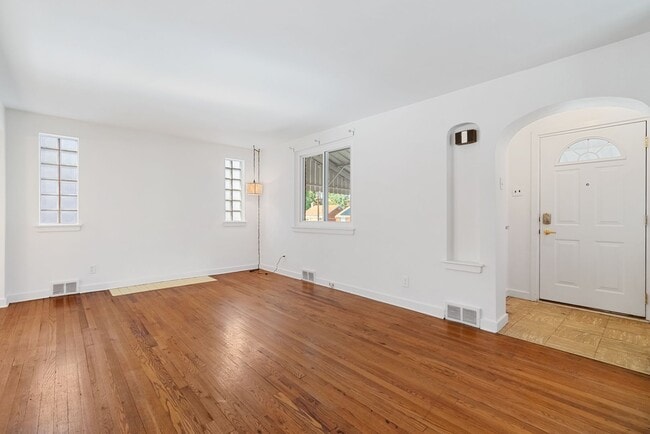 Building Photo - Newly Renovated 3Bd/1.5 Bath Home -- Avail...