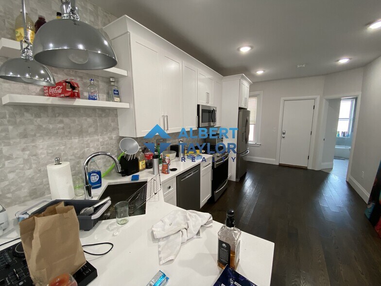 Building Photo - 9 Strathmore Rd