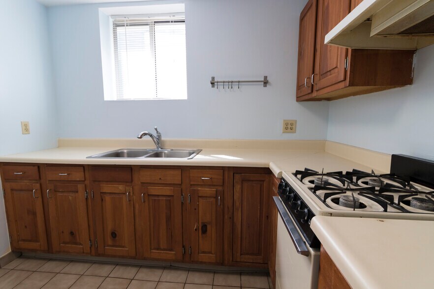 Kitchen - 39 Robertson Ave