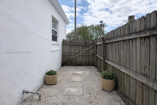 Building Photo - 911 NW 57th St