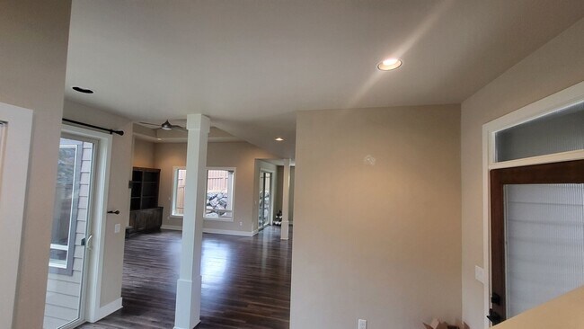 Building Photo - 3 Bed 2.5 bath plus bonus-Fenced-corner lo...
