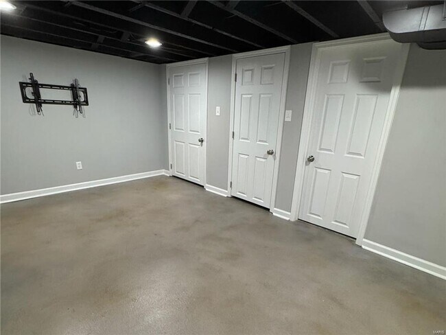 Building Photo - 729 Luckystone Ave