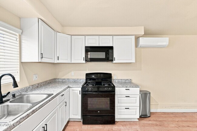 Building Photo - 2048 W 112th St