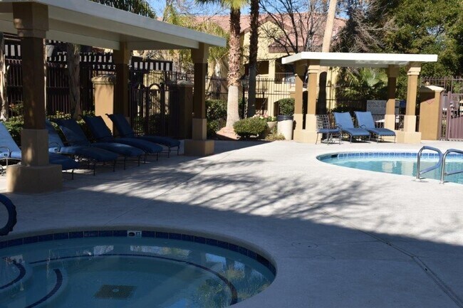 Building Photo - RARE 2nd floor 3 BEDROOM condo in the heart of Seven Hills in gated Horizons @ Seven Hills