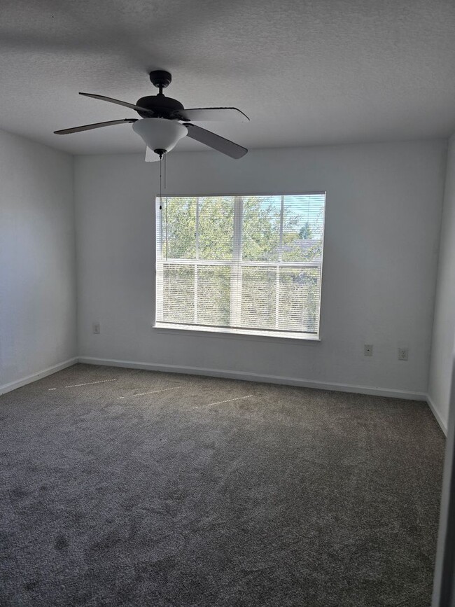 Building Photo - Large Townhome!