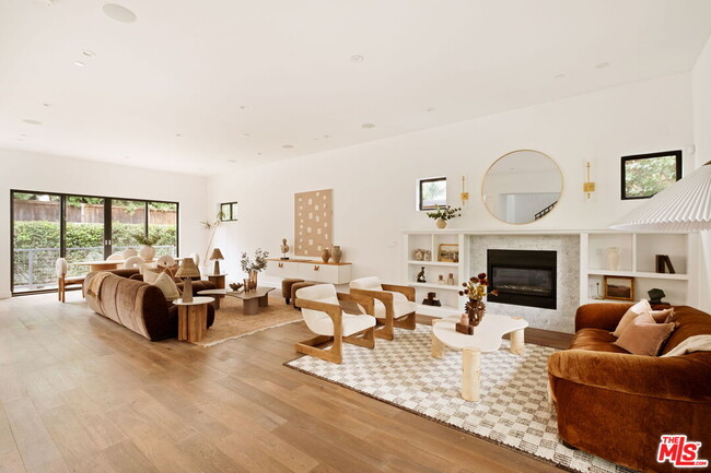 Building Photo - 1023 Superba Ave