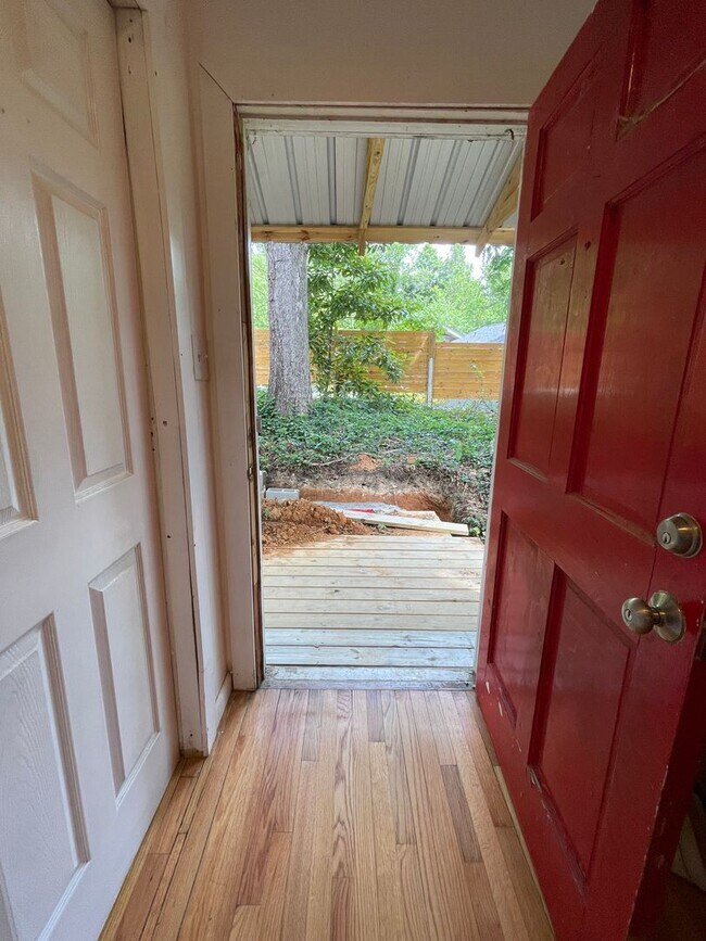 Building Photo - Big and Beautiful House with attached 1br ...