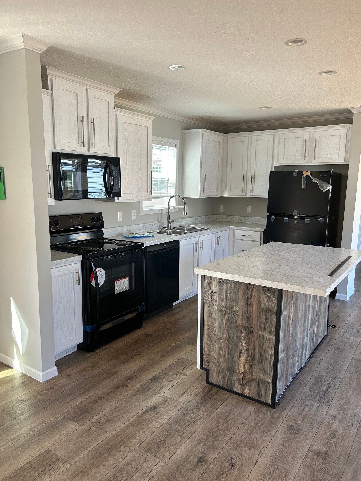 White Kitchen - 656 Warner Ave