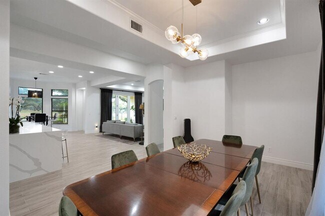 Building Photo - 608 Lakeway Dr