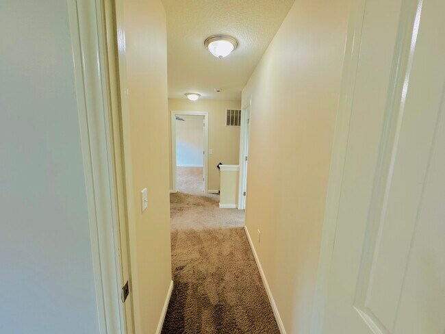 Building Photo - 2102 Oakwood Dr