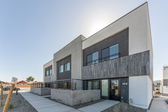 Building Photo - 432 S 32nd St