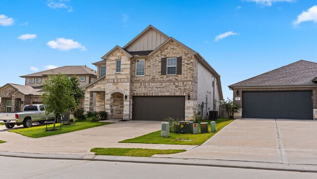 Building Photo - Spacious and well-maintained 4-bedroom, 3.5-bath home in desirable Pine Lake Cove offering flexib...