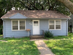 Building Photo - 705 N Eisenhower Dr