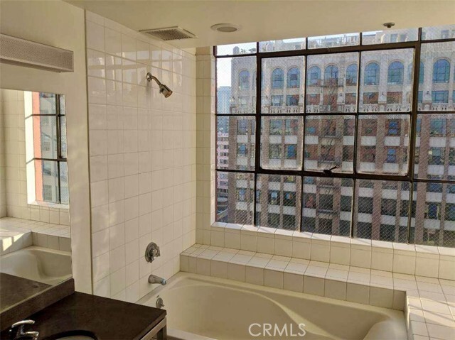 Building Photo - 315 E 8th St