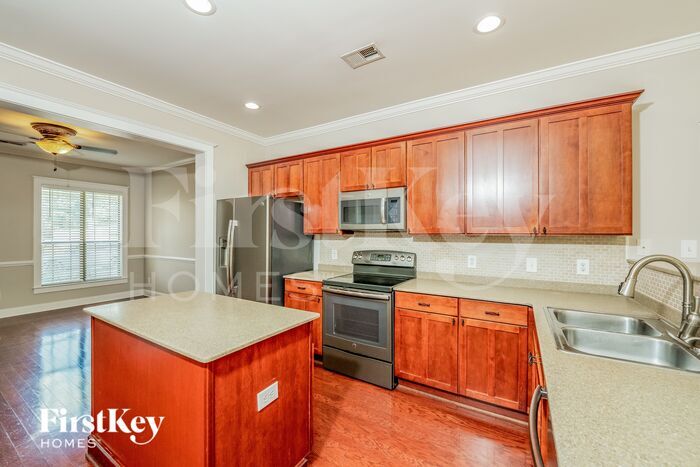Building Photo - 6950 Meadow Ridge Dr