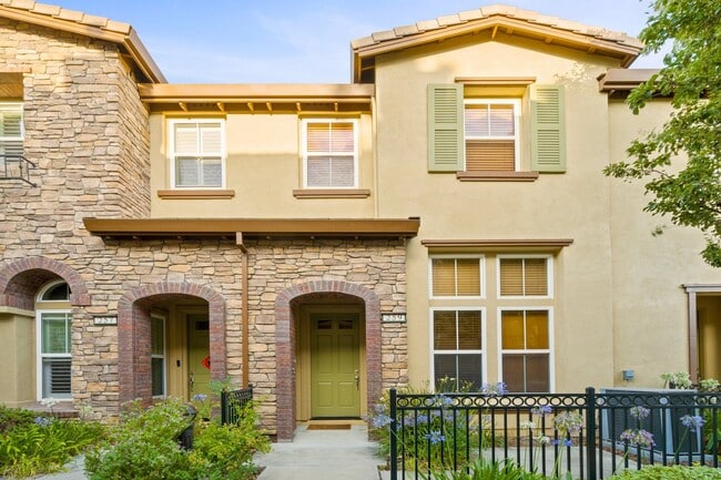 Building Photo - PRIVATE TOWNHOME NEAR DOWNTOWN STROLL TO E...
