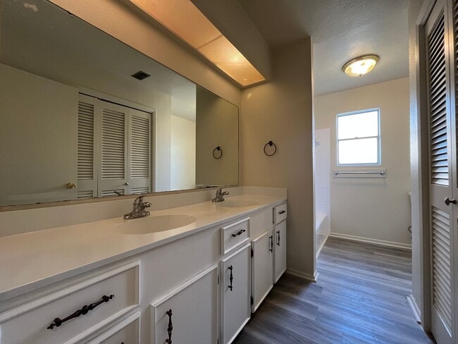 Building Photo - SPACIOUS SOUTHSIDE DUPLEX!