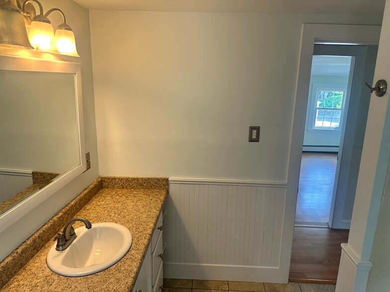 Building Photo - 324 Elm St