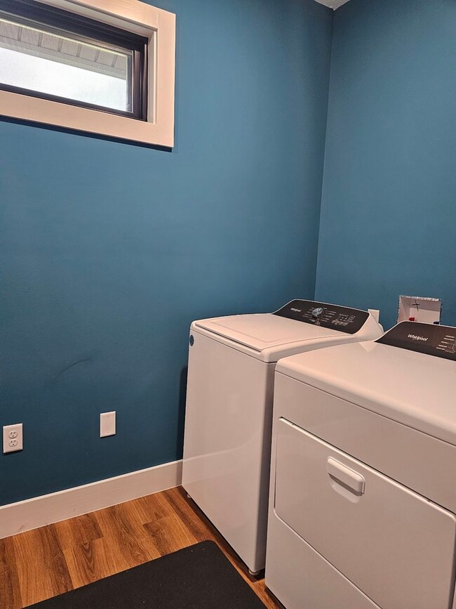 Building Photo - Move-In-Ready 1 Bedroom/1 Bathroom Executi...