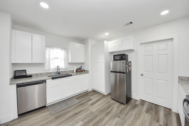 Building Photo - Historic Houston Charm with Modern Comfort Built In