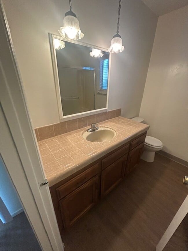 Building Photo - 3 bedroom 2 bath in central Visalia!