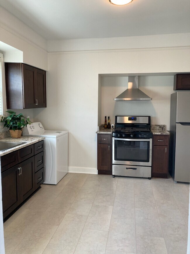 Building Photo - 8810 Oleander St